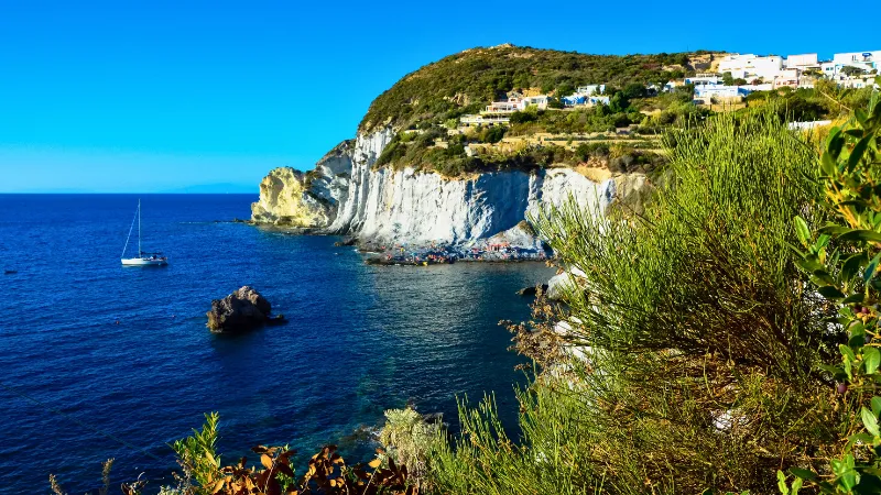Scopri le meraviglie dell'arcipelago Pontino con un viaggio di gruppo per Single Over 50: un'avventura incredibile in barca a vela